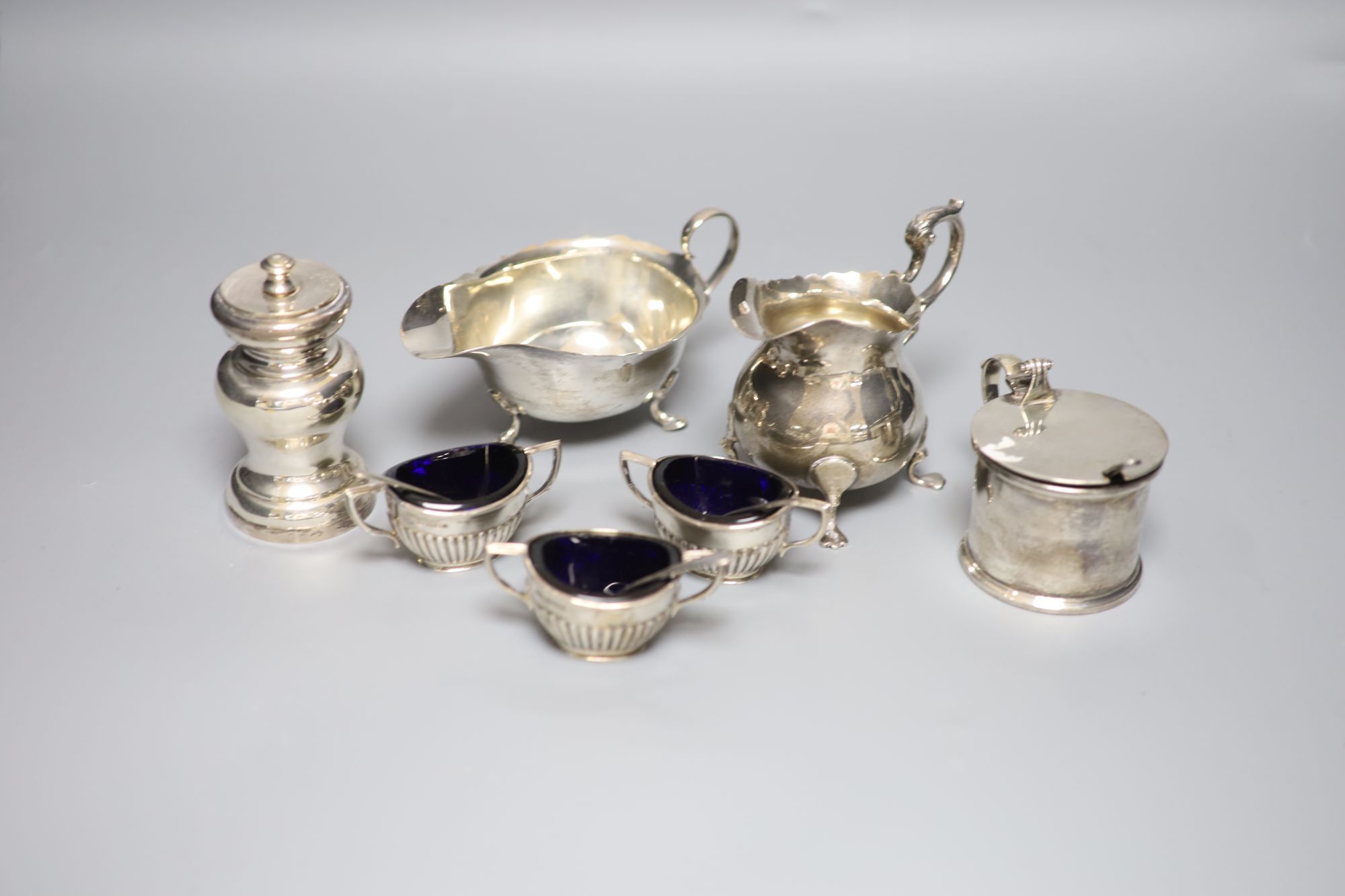 Assorted small silver.